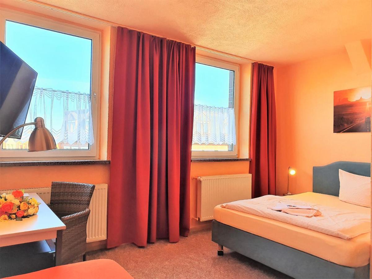Hotel-Pension Gruene Linde Delitzsch Zewnętrze zdjęcie