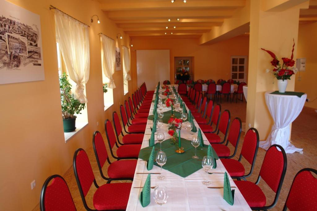 Hotel-Pension Gruene Linde Delitzsch Zewnętrze zdjęcie