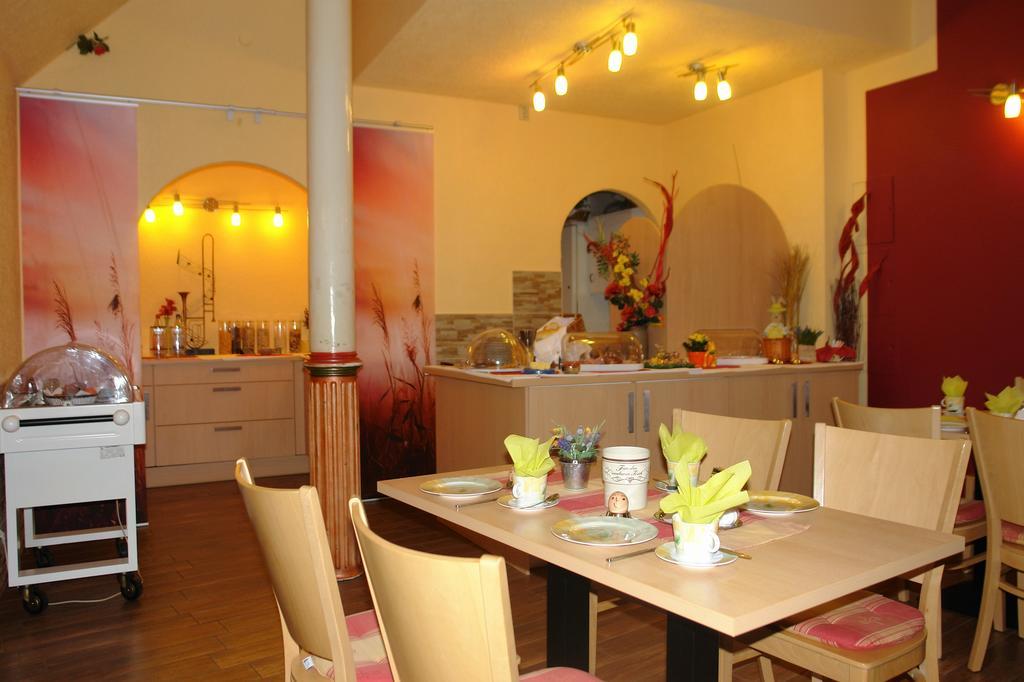 Hotel-Pension Gruene Linde Delitzsch Zewnętrze zdjęcie